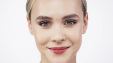 Stüdyoda doğal bir şekilde poz veren güzel genç bir kadın.