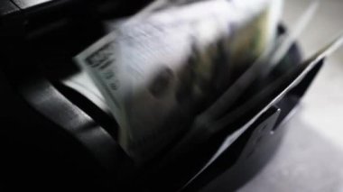 Para sayma makinesi kapanıyor. Makro görünüm sayma makinesi 100 Amerikan doları sayıyor. Para kavramı. İş finansmanı. Nakit para.