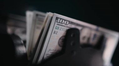 Para sayma makinesi kapanıyor. Makro görünüm sayma makinesi 100 Amerikan doları sayıyor. Para kavramı. İş finansmanı. Nakit para.