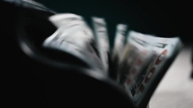 Para sayma makinesi kapanıyor. Makro görünüm sayma makinesi 100 Amerikan doları sayıyor. Para kavramı. İş finansmanı. Nakit para.