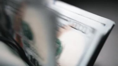 Para sayma makinesi kapanıyor. Makro görünüm sayma makinesi 100 Amerikan doları sayıyor. Para kavramı. İş finansmanı. Nakit para.
