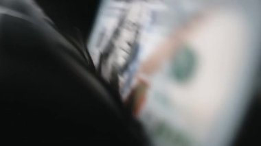 Para sayma makinesi kapanıyor. Makro görünüm sayma makinesi 100 Amerikan doları sayıyor. Para kavramı. İş finansmanı. Nakit para.