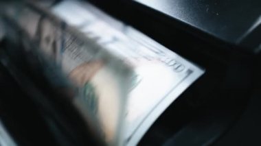 Para sayma makinesi kapanıyor. Makro görünüm sayma makinesi 100 Amerikan doları sayıyor. Para kavramı. İş finansmanı. Nakit para.