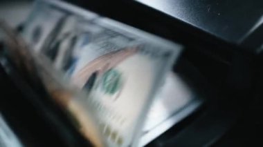Para sayma makinesi kapanıyor. Makro görünüm sayma makinesi 100 Amerikan doları sayıyor. Para kavramı. İş finansmanı. Nakit para.