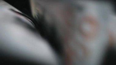 Para sayma makinesi kapanıyor. Makro görünüm sayma makinesi 100 Amerikan doları sayıyor. Para kavramı. İş finansmanı. Nakit para.