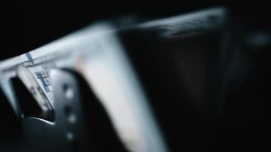 Para sayma makinesi kapanıyor. Makro görünüm sayma makinesi 100 Amerikan doları sayıyor. Para kavramı. İş finansmanı. Nakit para.