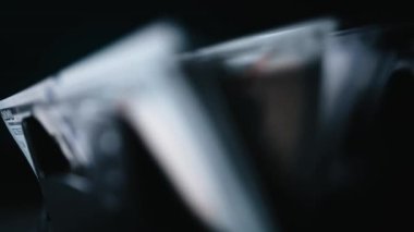 Para sayma makinesi kapanıyor. Makro görünüm sayma makinesi 100 Amerikan doları sayıyor. Para kavramı. İş finansmanı. Nakit para.