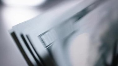 Para sayma makinesi kapanıyor. Makro görünüm sayma makinesi 100 Amerikan doları sayıyor. Para kavramı. İş finansmanı. Nakit para.