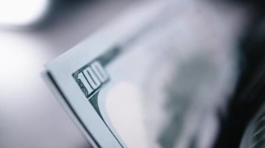 Para sayma makinesi kapanıyor. Makro görünüm sayma makinesi 100 Amerikan doları sayıyor. Para kavramı. İş finansmanı. Nakit para.