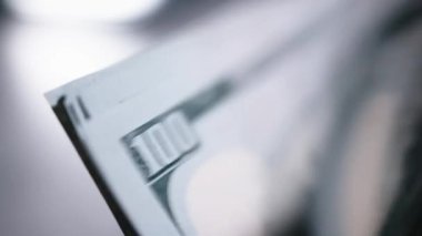 Para sayma makinesi kapanıyor. Makro görünüm sayma makinesi 100 Amerikan doları sayıyor. Para kavramı. İş finansmanı. Nakit para.