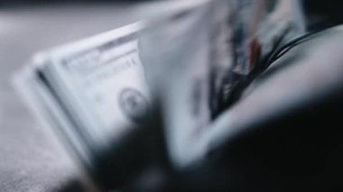 Para sayma makinesi kapanıyor. Makro görünüm sayma makinesi 100 Amerikan doları sayıyor. Para kavramı. İş finansmanı. Nakit para.