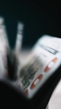 Para sayma makinesi kapanıyor. Makro görünüm sayma makinesi 100 Amerikan doları sayıyor. Para kavramı. İş finansmanı. Nakit para.