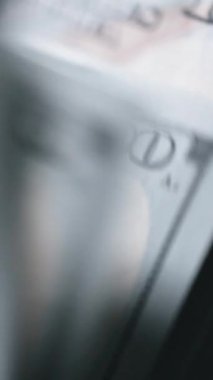Para sayma makinesi kapanıyor. Makro görünüm sayma makinesi 100 Amerikan doları sayıyor. Para kavramı. İş finansmanı. Nakit para.