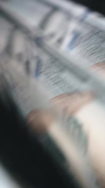 Para sayma makinesi kapanıyor. Makro görünüm sayma makinesi 100 Amerikan doları sayıyor. Para kavramı. İş finansmanı. Nakit para.