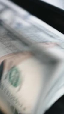 Para sayma makinesi kapanıyor. Makro görünüm sayma makinesi 100 Amerikan doları sayıyor. Para kavramı. İş finansmanı. Nakit para.