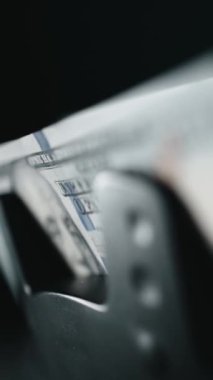 Para sayma makinesi kapanıyor. Makro görünüm sayma makinesi 100 Amerikan doları sayıyor. Para kavramı. İş finansmanı. Nakit para.