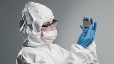 Bir kadın mühendisin elinde yeni nesil bir mikroçip, ileri teknoloji ve yenilik sergiliyor, teknoloji, elektronik ve gelecekteki kavramlar için mükemmel..