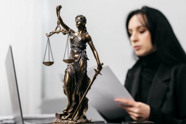 Masasında işini bitiren ve yorucu bir şekilde ellerine yaslanan bir kadın avukat. Sıkı çalışma, profesyonellik ve çalışma ahlakı kavramı.