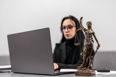 Masasında işini bitiren ve yorucu bir şekilde ellerine yaslanan bir kadın avukat. Sıkı çalışma, profesyonellik ve çalışma ahlakı kavramı.