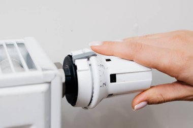 Kadın eli radyatör kontrolörü, görüntüyü kapat