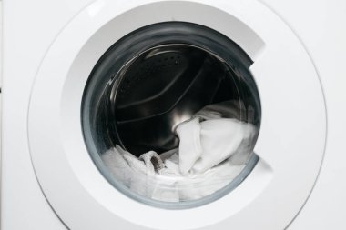 Çamaşır makinesinde kirli çamaşırlar, yakın çekim görüntüsü