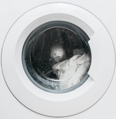Çamaşır makinesinde kirli çamaşırlar, yakın çekim görüntüsü