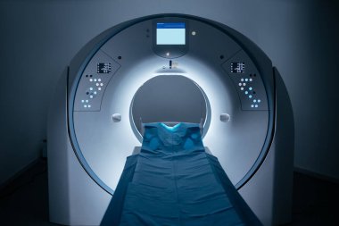 Klinikte MRI tarama makinesi