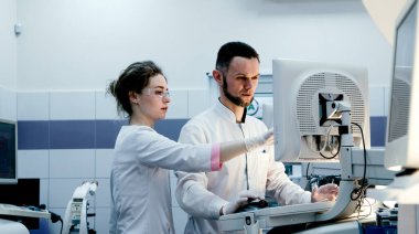 Laboratuvarda çalışan üniformalı genç bilim adamları