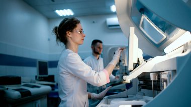 Laboratuvarda çalışan üniformalı genç bilim adamları