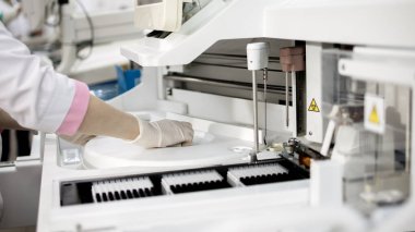 laboratuarda çalışan genç kadın bilim adamı