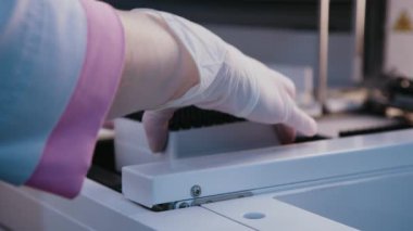 Laboratuvarda bilimsel ekipmanlarla çalışan kadın.