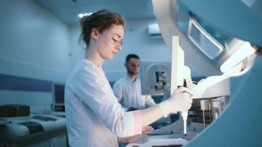 Laboratuvarda çalışan üniformalı genç bilim adamları