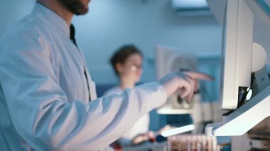Laboratuvarda çalışan üniformalı genç bilim adamları