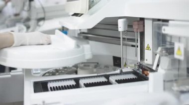 Laboratuvarda bilimsel ekipmanlarla çalışan insanlar