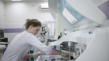 laboratuarda çalışan genç kadın bilim adamı