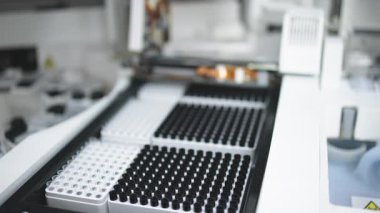 Modern bir laboratuvarda bir analizcinin yakın çekimi, kesinlik ve bilimde yenilik sergiliyor. Araştırma süreçlerinde ileri teknolojilerle çalışma kavramı.