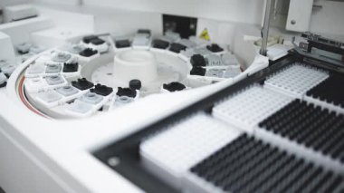 Modern bir laboratuvarda bir analizcinin yakın çekimi, kesinlik ve bilimde yenilik sergiliyor. Araştırma süreçlerinde ileri teknolojilerle çalışma kavramı.