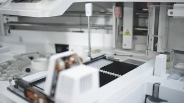 Modern bir laboratuvarda bir analizcinin yakın çekimi, kesinlik ve bilimde yenilik sergiliyor. Araştırma süreçlerinde ileri teknolojilerle çalışma kavramı.