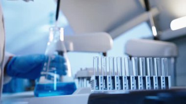 Modern laboratuara sıvı ve pipetle gelişmiş ekipmanlarla birlikte test tüplerini yakın çekim yapın. Yüksek teknolojili bir laboratuarda araştırma ve deneyler kavramı..