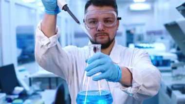 Laboratuvarda bilim adamı araştırma yapıyor.