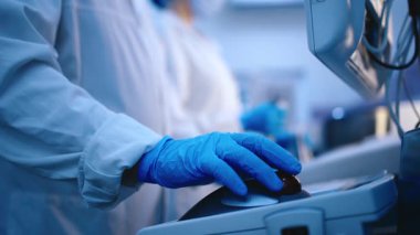 Bilim adamları modern ekipmanlarla bir laboratuarda çalışıyorlar. Modern bir laboratuvarda özel makineler kullanarak örnekleri ve genetik materyalleri analiz eder. Bilimsel araştırma kavramı.