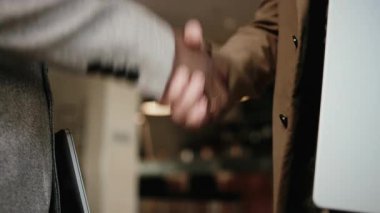 Başarılı bir anlaşmadan sonra iş adamlarının el sıkışması. Güven, başarı ve güçlü iş ilişkilerini kavra.