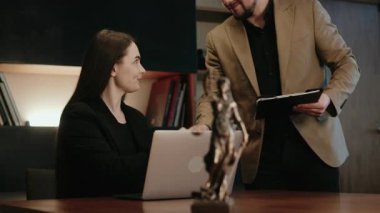 Bir hukuk firmasının ofisinde müvekkiline vergi ve yasal konularda danışmanlık yapan bir avukat. Profesyonellik, beceri ve güven kavramı.