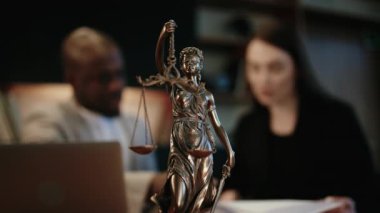 Bir hukuk firmasının ofisinde müvekkiline vergi ve yasal konularda danışmanlık yapan bir avukat. Profesyonellik, beceri ve güven kavramı.