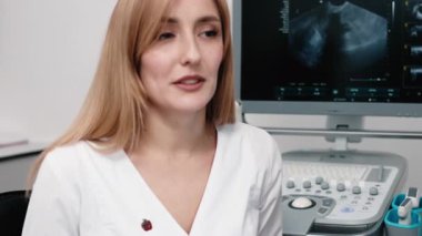 Beyaz üniformalı güler yüzlü bir doktor bir hastayı davet eder. Neşeli doktor danışmanlığı, hastanedeki müşterilere tavsiyelerde bulunma