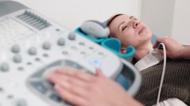 Modern tıbbi cihazın yakın çekim görüntüsü, ultrason makinesi tarayıcısı. Ultrason panelindeki düğmelere basan profesyonel kadın doktor sonografın eli