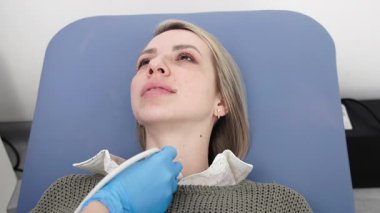 Kadın endokrinolog ultrason ofisinde kadın bir hastaya ultrasonografi yapıyor. Tiroit bezinin ultrason kontrolleri..