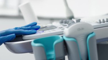 Modern bir tanı merkezinde ultrason cihazını sondayla yakın çekim yap. Profesyonel tıpta hassasiyet ve ileri teknoloji kavramı.