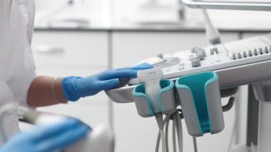 Modern bir tanı merkezinde ultrason cihazını sondayla yakın çekim yap. Profesyonel tıpta hassasiyet ve ileri teknoloji kavramı.