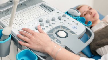 Modern bir tanı merkezinde ultrason cihazını sondayla yakın çekim yap. Profesyonel tıpta hassasiyet ve ileri teknoloji kavramı.